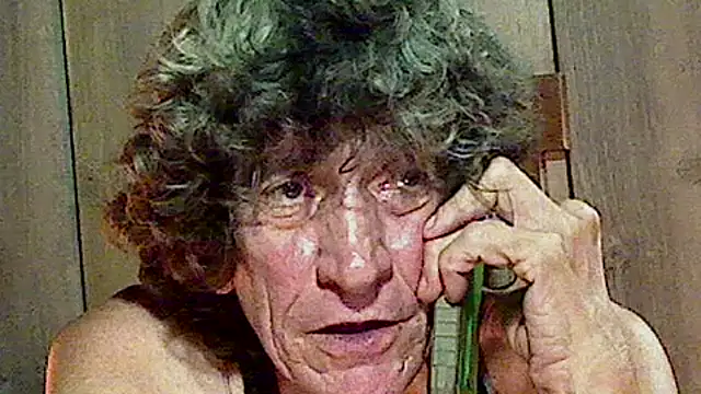 Snapshot of OldManOnline chatting on October 27, 2025, 4:24 am OldManOnline online show from October 27, 2025, 4:24 am