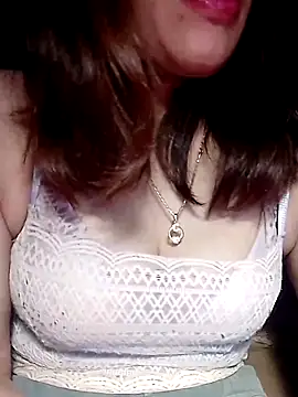 YiyinLy online show from February 14, 2026, 9:15 pm