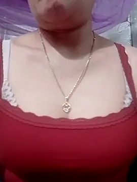 YiyinLy online show from February 25, 2026, 11:43 am