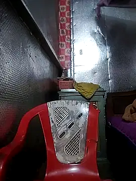 YiyinLy online show from December 3, 2025, 7:52 am