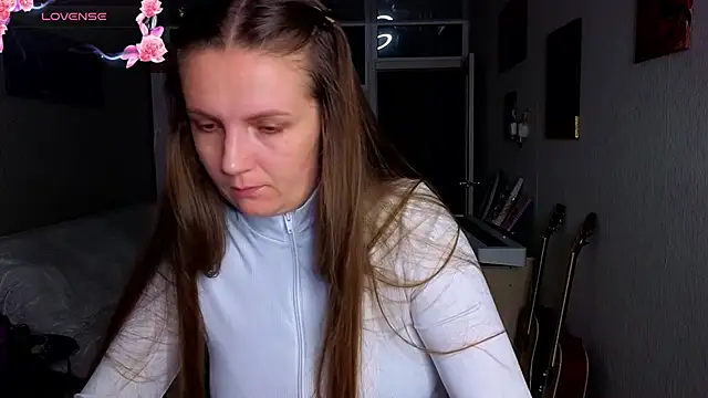 Amy  Leee  online show from October 28, 2025, 6:07 pm