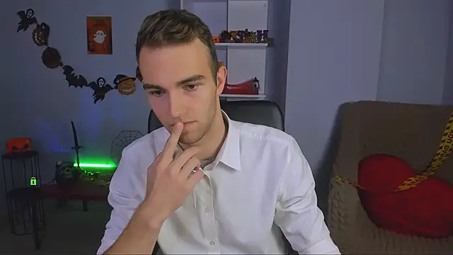 Snapshot of astren_villo chatting on October 28, 2025, 1:21 pm astren villo online show from October 28, 2025, 1:21 pm