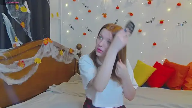 Snapshot of MeganNewCat chatting on October 25, 2025, 9:19 am MeganNewCat online show from October 25, 2025, 9:19 am