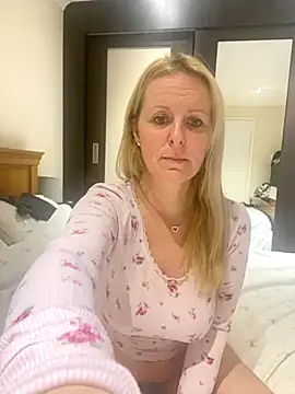 Snapshot of madamlillyrose chatting on November 12, 2025, 8:29 am madamlillyrose online show from November 12, 2025, 8:29 am