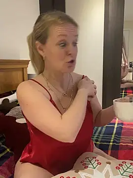 Snapshot of madamlillyrose chatting on December 16, 2025, 9:02 am madamlillyrose online show from December 16, 2025, 9:02 am