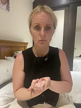 Snapshot of madamlillyrose chatting on October 29, 2025, 3:44 pm madamlillyrose online show from October 29, 2025, 3:44 pm