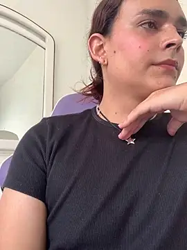 Snapshot of La-Gatiita-trans chatting on December 21, 2025, 5:36 pm La-Gatiita-trans online show from December 21, 2025, 5:36 pm