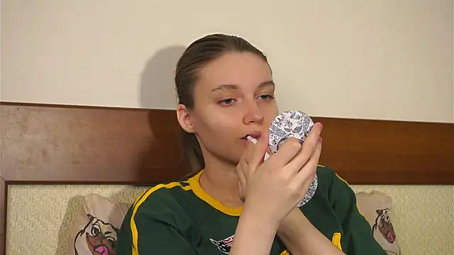 Snapshot of RoslynArcuo chatting on December 4, 2025, 8:19 pm RoslynArcuo online show from December 4, 2025, 8:19 pm