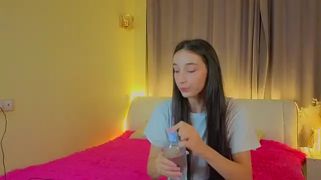 Snapshot of HayleySalahubdin chatting on October 18, 2025, 8:00 pm HayleySalahubdin online show from October 18, 2025, 8:00 pm