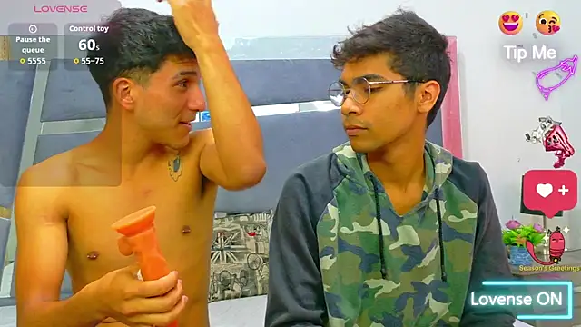 Snapshot of Desire4Duo chatting on November 17, 2025, 1:04 pm Desire4Duo online show from November 17, 2025, 1:04 pm