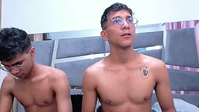 Snapshot of Desire4Duo chatting on December 2, 2025, 1:57 pm Desire4Duo online show from December 2, 2025, 1:57 pm