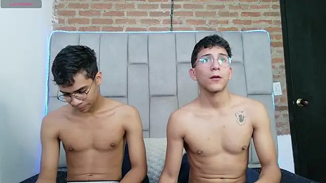 Snapshot of Desire4Duo chatting on January 6, 2026, 1:04 pm Desire4Duo online show from January 6, 2026, 1:04 pm