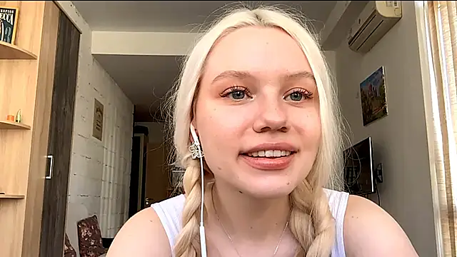 LupeLewitt online show from October 17, 2025, 11:23 am