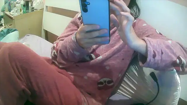 Snapshot of Honeyjuice73 chatting on December 3, 2025, 7:35 pm Honeyjuice73 online show from December 3, 2025, 7:35 pm