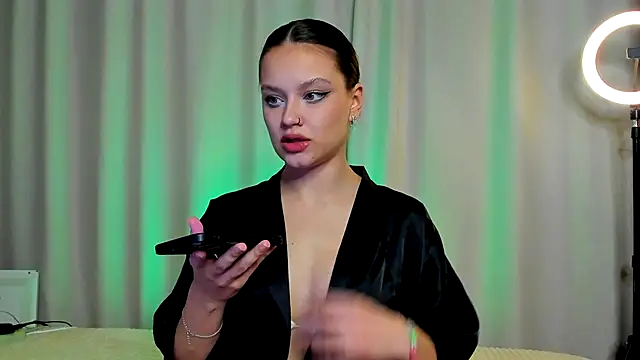 -CamillaStar- online show from October 17, 2025, 9:16 pm
