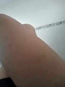 Snapshot of Amanda-_ena- chatting on December 4, 2025, 6:23 am Amanda- ena- online show from December 4, 2025, 6:23 am