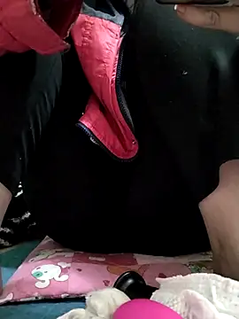 Snapshot of Amanda-_ena- chatting on December 14, 2025, 9:42 pm Amanda- ena- online show from December 14, 2025, 9:42 pm