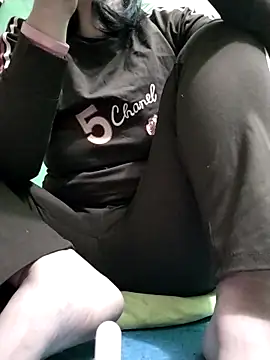 Snapshot of Amanda-_ena- chatting on November 1, 2025, 3:28 pm Amanda- ena- online show from November 1, 2025, 3:28 pm