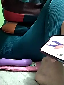 Snapshot of Amanda-_ena- chatting on November 9, 2025, 2:10 pm Amanda- ena- online show from November 9, 2025, 2:10 pm