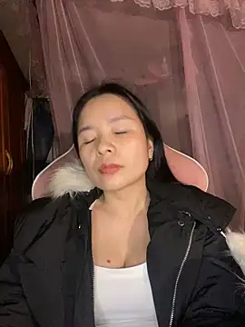 Snapshot of Listen-ly chatting on December 14, 2025, 2:55 pm Listen-ly online show from December 14, 2025, 2:55 pm