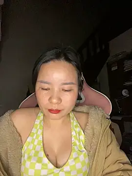 Snapshot of Listen-ly chatting on November 18, 2025, 4:10 pm Listen-ly online show from November 18, 2025, 4:10 pm