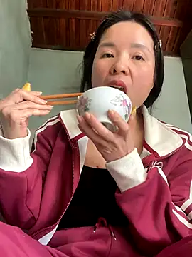 Snapshot of Listen-ly chatting on November 29, 2025, 3:50 am Listen-ly online show from November 29, 2025, 3:50 am