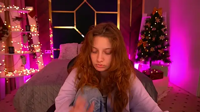 Snapshot of CuteeFoxy chatting on December 22, 2025, 2:28 pm CuteeFoxy online show from December 22, 2025, 2:28 pm