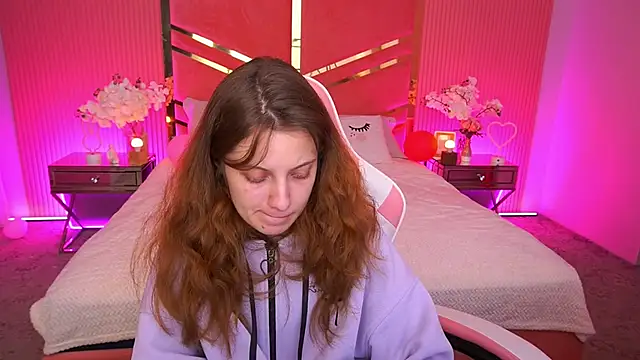 Snapshot of CuteeFoxy chatting on December 18, 2025, 2:21 pm CuteeFoxy online show from December 18, 2025, 2:21 pm