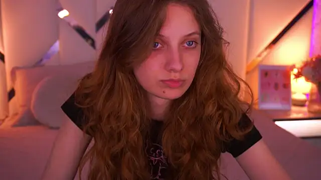 CuteeFoxy online show from May 11, 2026, 1:23 pm