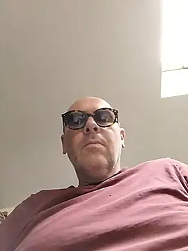 nicolaspgarnier online show from May 12, 2026, 12:00 pm