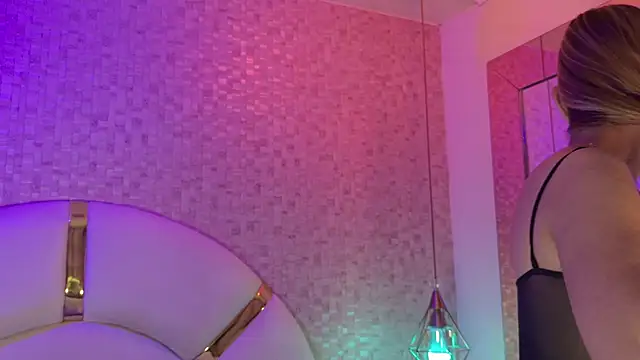 Snapshot of emmy_rose25 chatting on December 4, 2025, 11:53 am emmy rose25 online show from December 4, 2025, 11:53 am