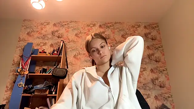 Snapshot of BelvaBeary chatting on October 15, 2025, 1:41 pm BelvaBeary online show from October 15, 2025, 1:41 pm