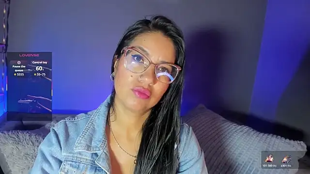 charlhot  online show from November 12, 2025, 12:31 pm