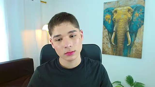 Snapshot of Mattass18 chatting on December 19, 2025, 8:33 pm Mattass18 online show from December 19, 2025, 8:33 pm