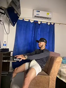 Snapshot of Kylian_Alessandro chatting on February 25, 2026, 12:16 pm Kylian Alessandro online show from February 25, 2026, 12:16 pm