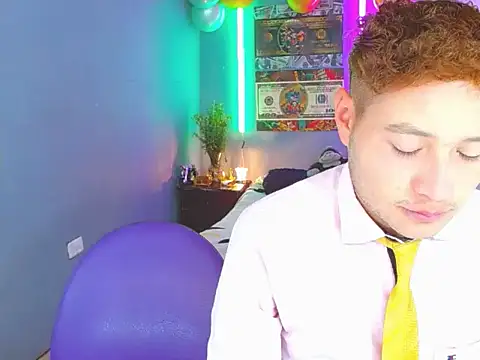 Snapshot of Latin_boysxxxx chatting on October 28, 2025, 4:13 am Latin boysxxxx online show from October 28, 2025, 4:13 am