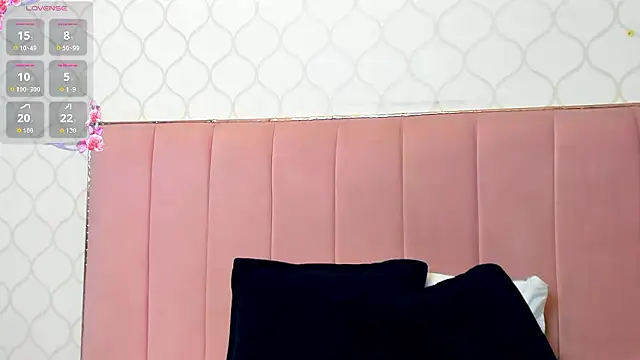 JuliethCruz  online show from March 23, 2026, 10:31 pm