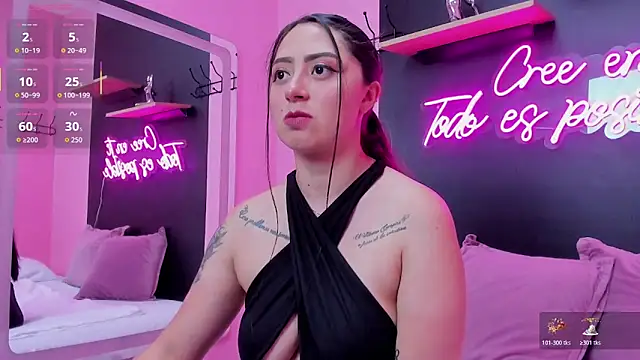 Snapshot of JuliethCruz_ chatting on October 24, 2025, 5:45 pm JuliethCruz online show from October 24, 2025, 5:45 pm