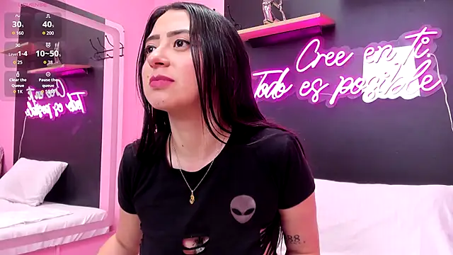 Snapshot of JuliethCruz_ chatting on December 14, 2025, 3:17 pm JuliethCruz online show from December 14, 2025, 3:17 pm