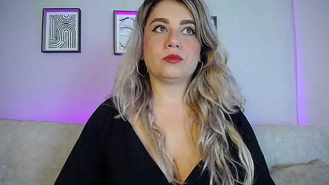 Snapshot of Sweet_Bella_Valery chatting on November 28, 2025, 10:21 pm Sweet Bella Valery online show from November 28, 2025, 10:21 pm