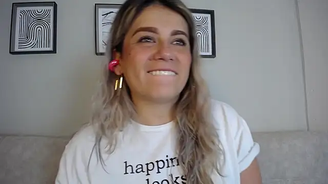 Snapshot of Sweet_Bella_Valery chatting on November 27, 2025, 11:16 pm Sweet Bella Valery online show from November 27, 2025, 11:16 pm