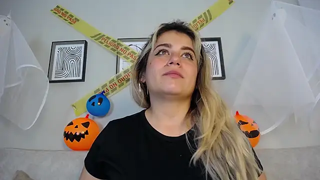 Snapshot of Sweet_Bella_Valery chatting on October 30, 2025, 10:06 pm Sweet Bella Valery online show from October 30, 2025, 10:06 pm