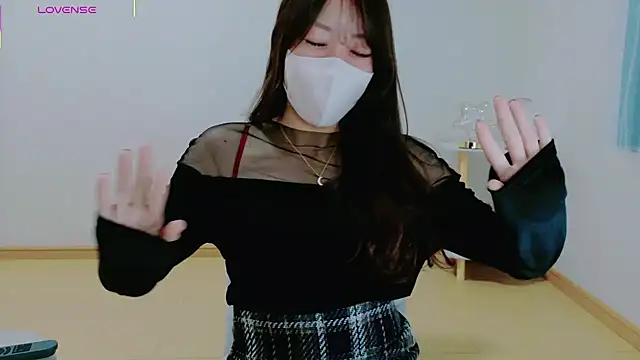 Snapshot of TSUKI_circle chatting on December 18, 2025, 2:32 pm TSUKI circle online show from December 18, 2025, 2:32 pm