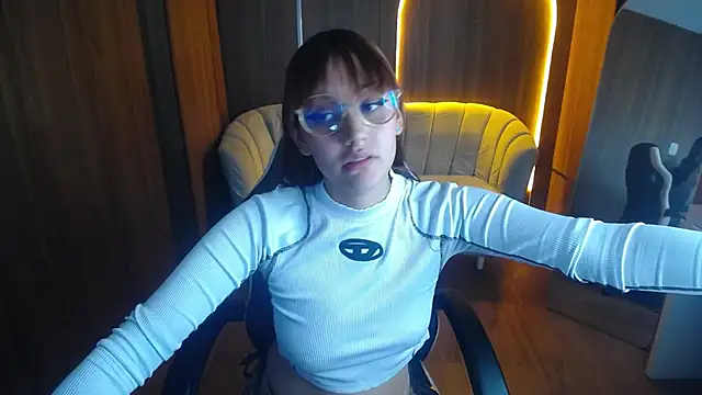 Snapshot of Scarlet_2b_ chatting on October 23, 2025, 8:18 pm Scarlet 2b  online show from October 23, 2025, 8:18 pm