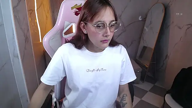 Snapshot of Scarlet_2b_ chatting on October 16, 2025, 3:04 am Scarlet 2b  online show from October 16, 2025, 3:04 am