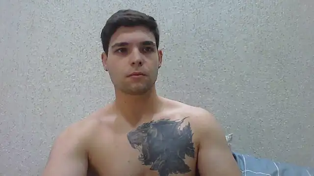 Snapshot of Zure-xxx chatting on June 17, 2026, 12:32 am Zure-xxx online show from June 17, 2026, 12:32 am