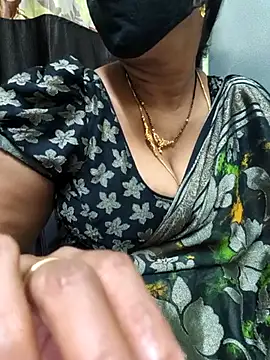 Snapshot of hot-telugu-queen chatting on November 17, 2025, 6:28 am hot-telugu-queen online show from November 17, 2025, 6:28 am