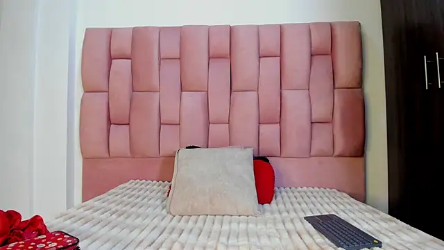 Snapshot of EuphoriaSavage chatting on October 27, 2025, 1:01 pm EuphoriaSavage online show from October 27, 2025, 1:01 pm