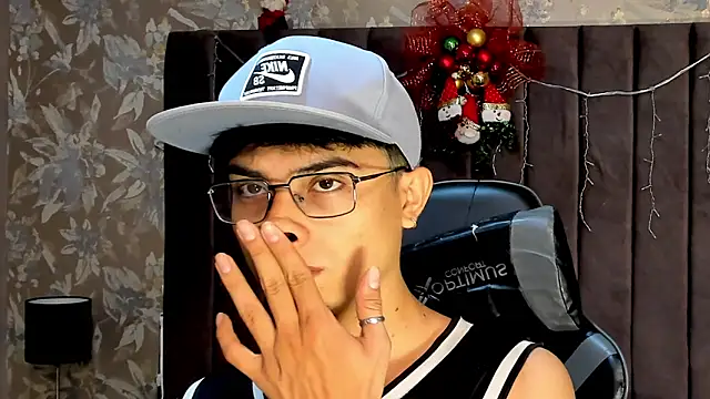 Aaron Eze online show from December 21, 2025, 9:04 pm