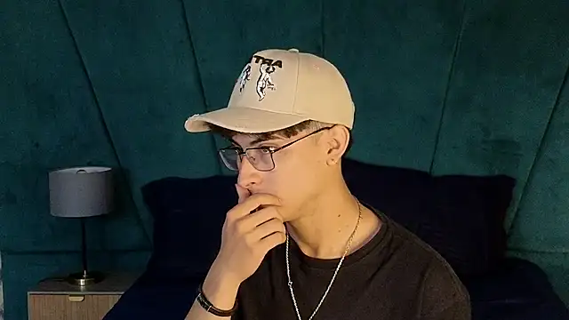 Aaron Eze online show from December 3, 2025, 9:47 pm